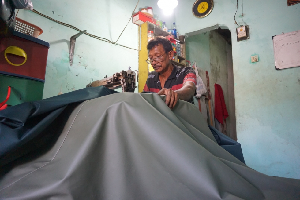 Sireng, Sang Pengrajin Terpal dari Kampung Malang